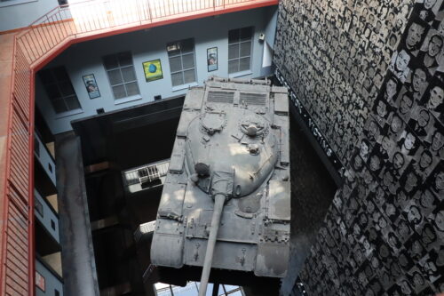恐怖の館の館内に置かれている戦車
