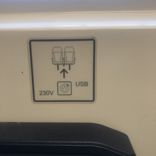 USBポートは椅子の下